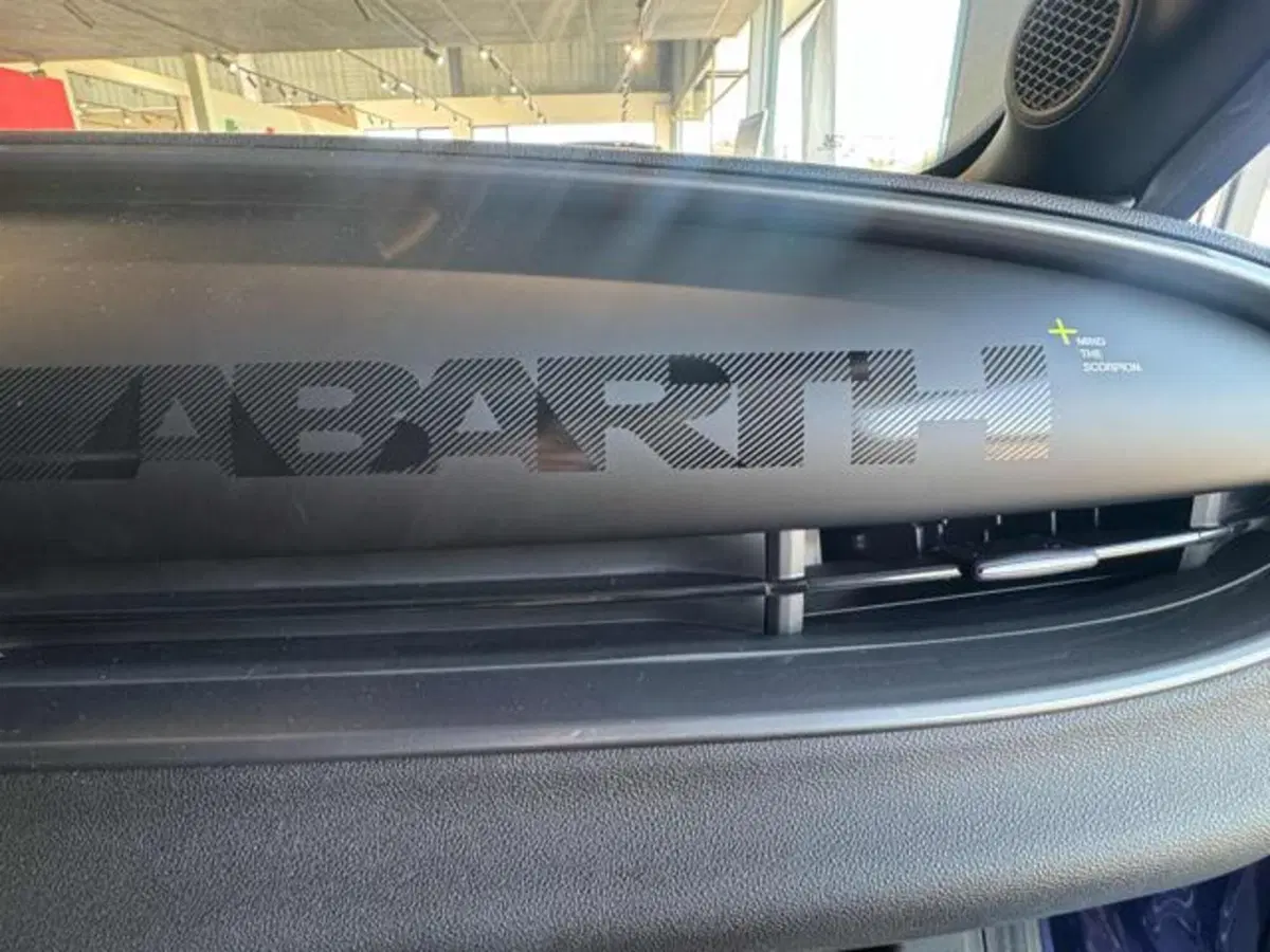 Abarth 600e nuova a Vercelli (13)