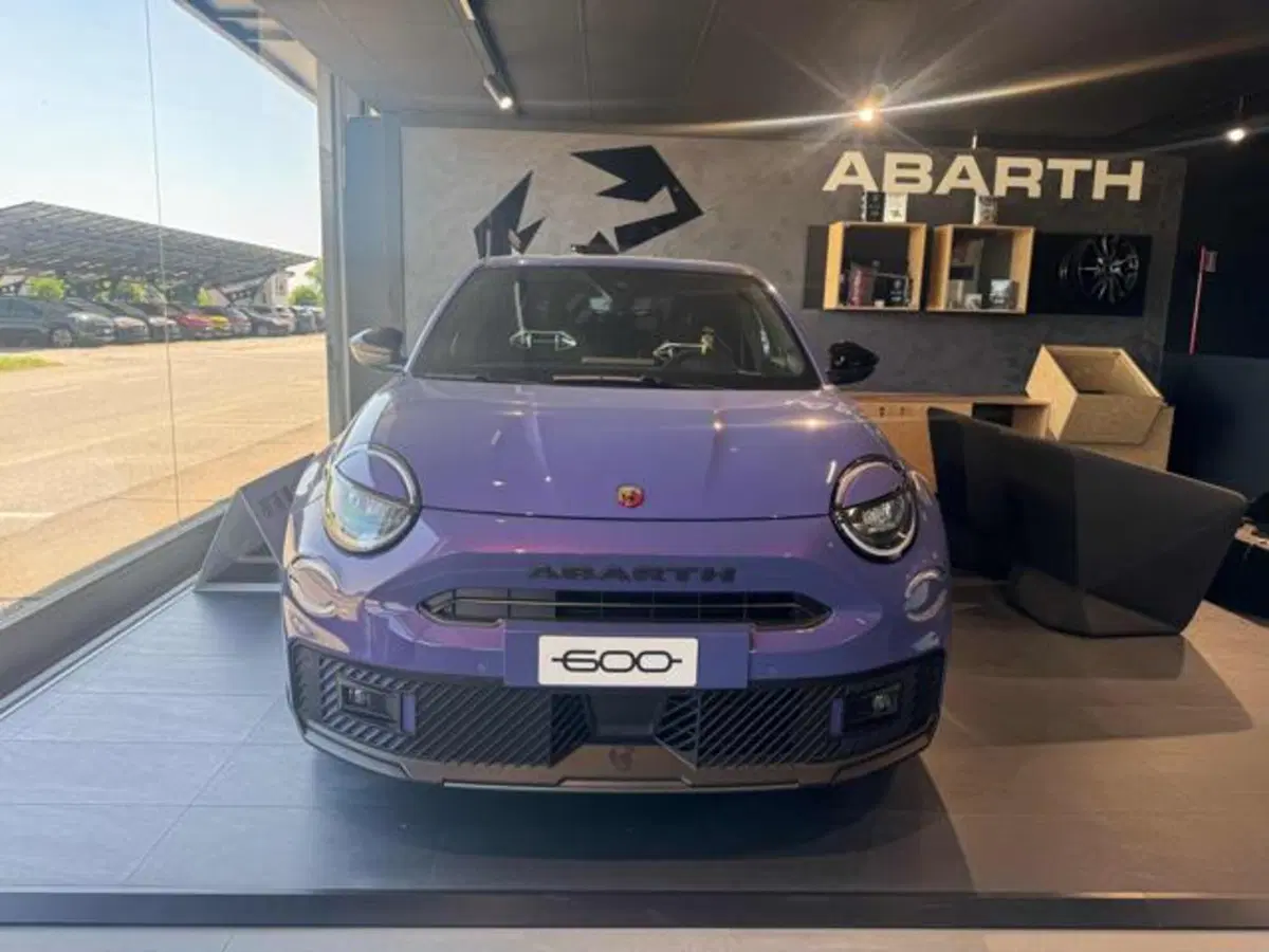 Abarth 600e nuova a Vercelli (2)