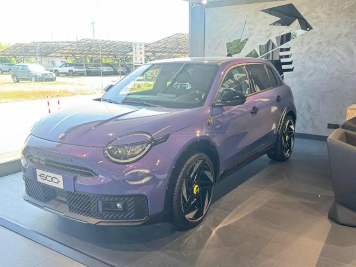 Abarth 600e nuova a Vercelli (3)
