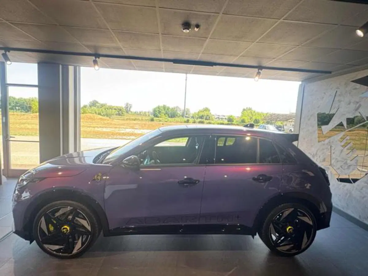 Abarth 600e nuova a Vercelli (4)