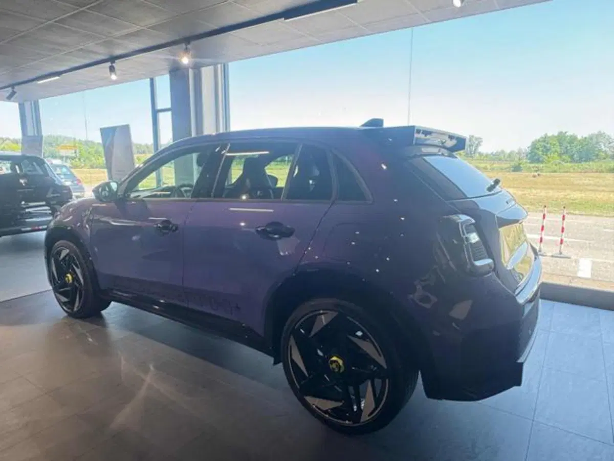 Abarth 600e nuova a Vercelli (5)
