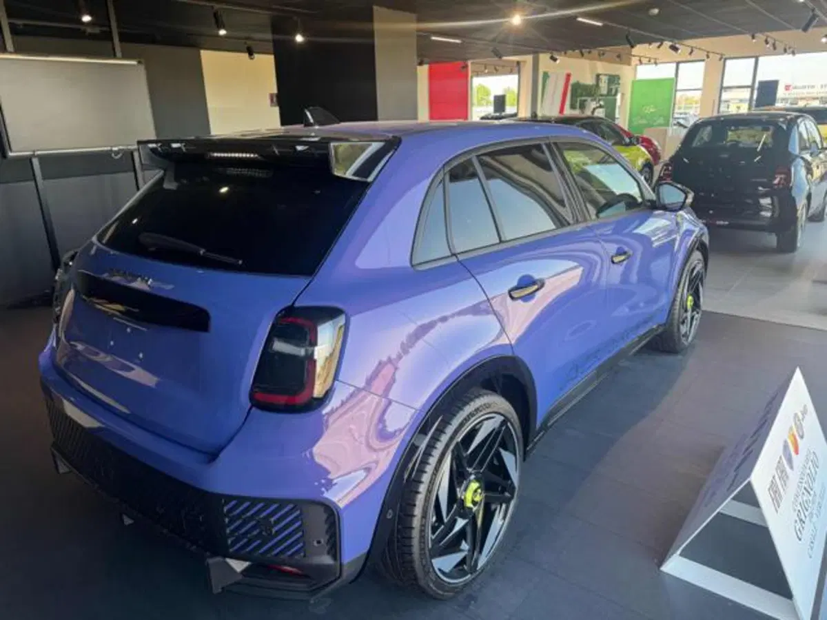 Abarth 600e nuova a Vercelli (7)