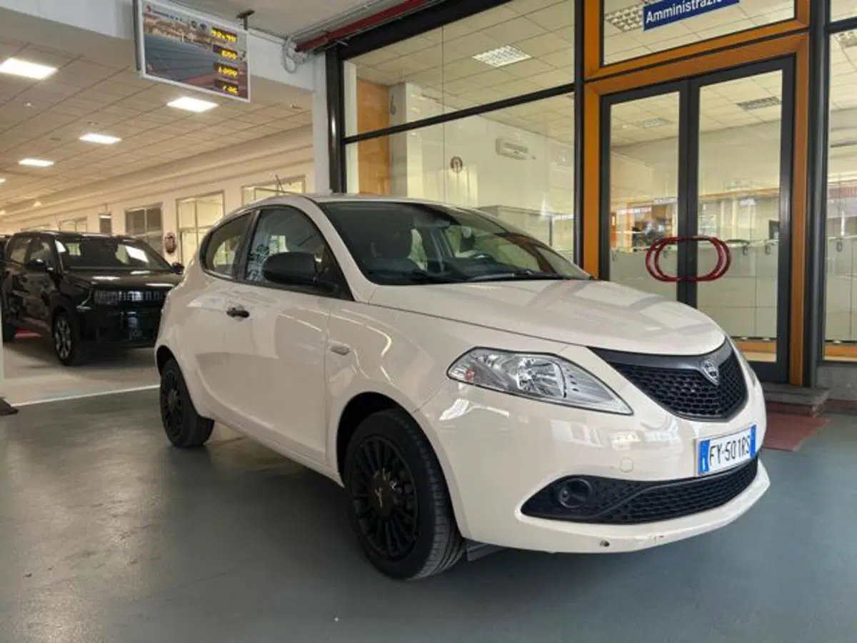 Lancia Ypsilon usata a Vercelli