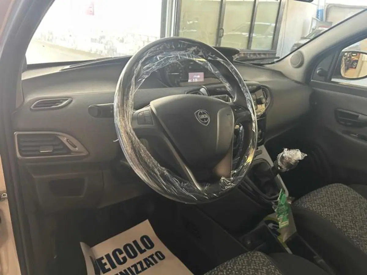 Lancia Ypsilon usata a Vercelli (12)