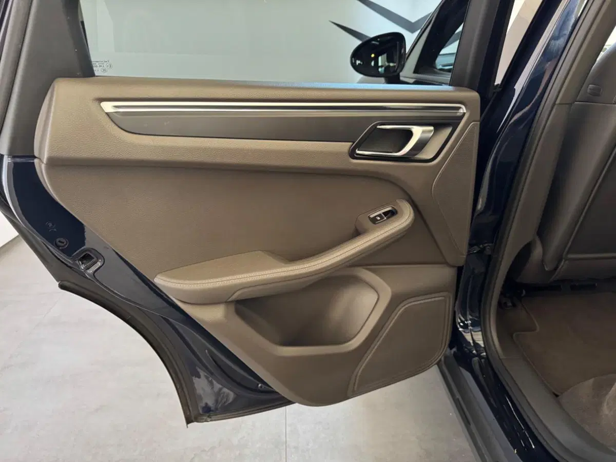 Porsche Macan usata a Varese (18)