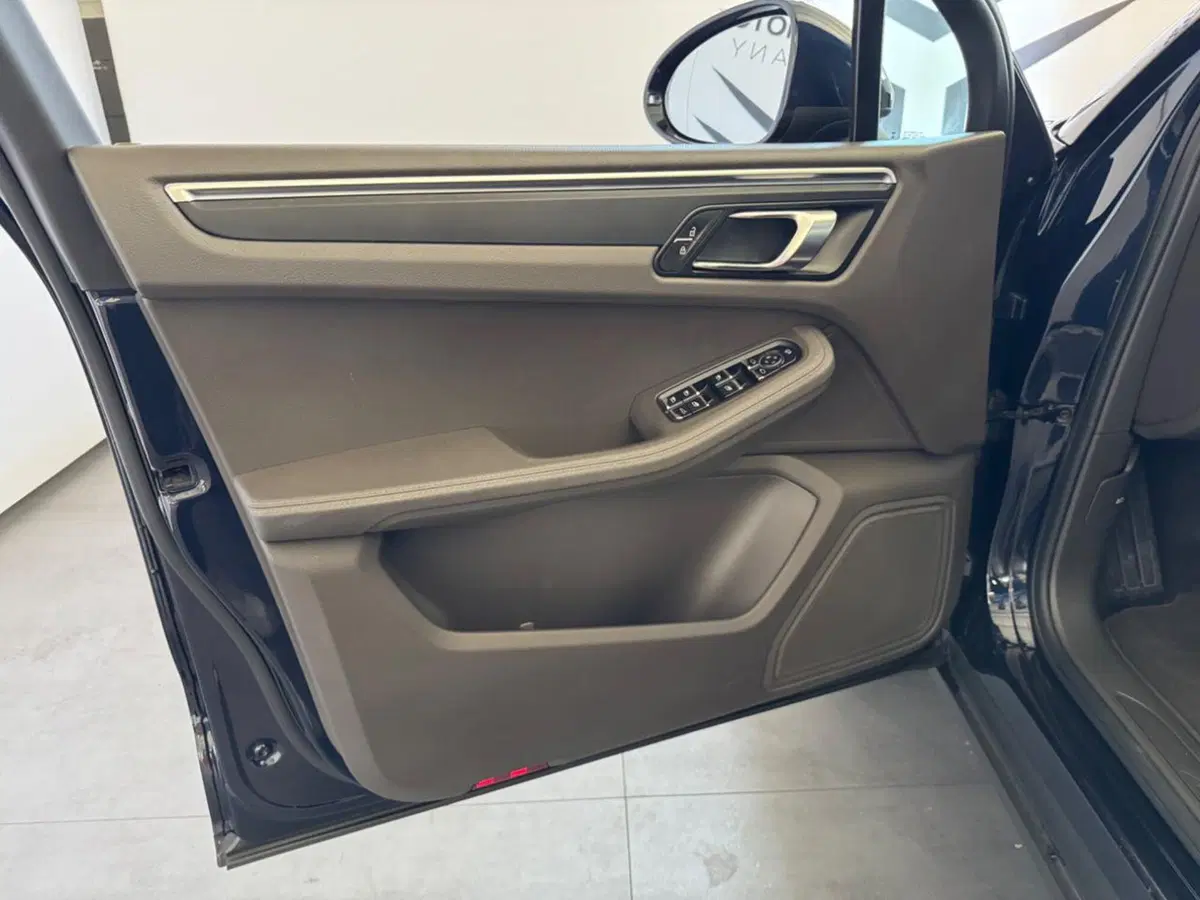 Porsche Macan usata a Varese (8)