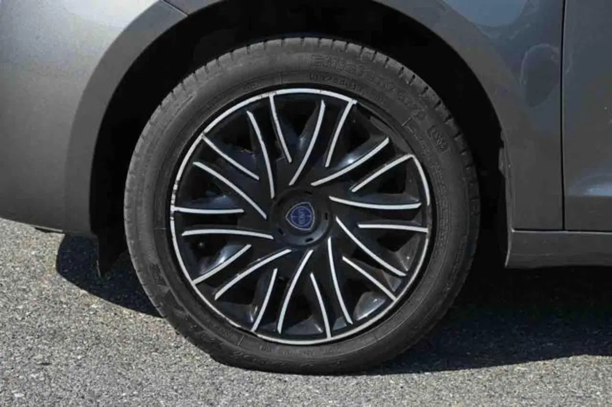 Lancia Ypsilon usata a Torino (6)