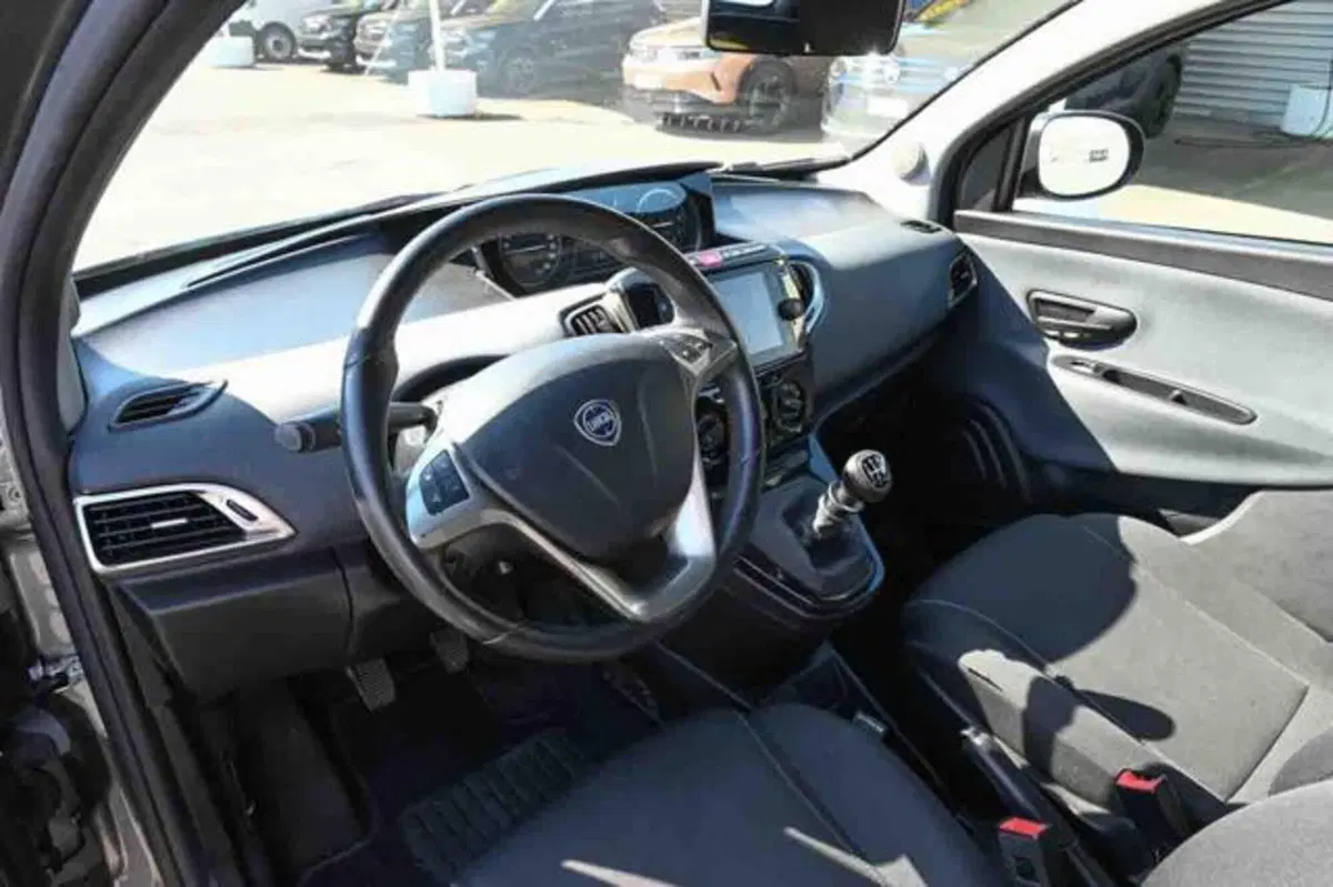 Lancia Ypsilon usata a Torino (7)