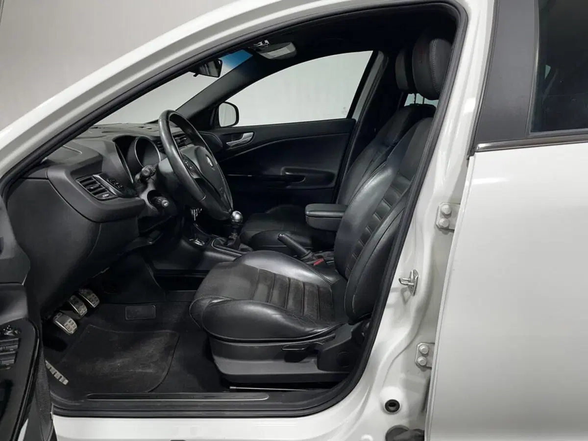 Alfa Romeo Giulietta usata a Sondrio (10)