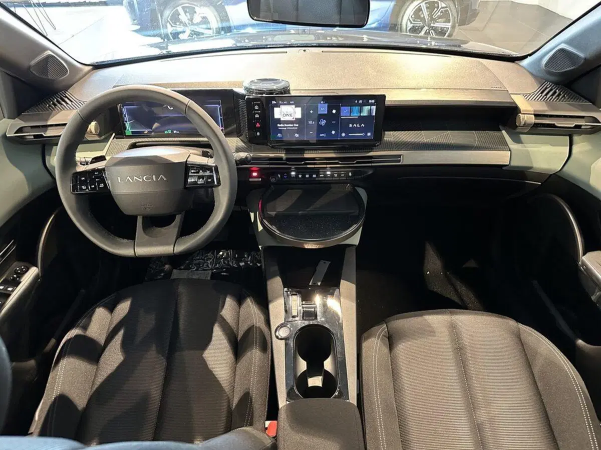 Lancia Ypsilon nuova a Sondrio (12)