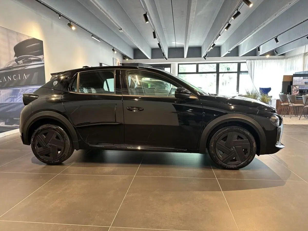 Lancia Ypsilon nuova a Sondrio (6)