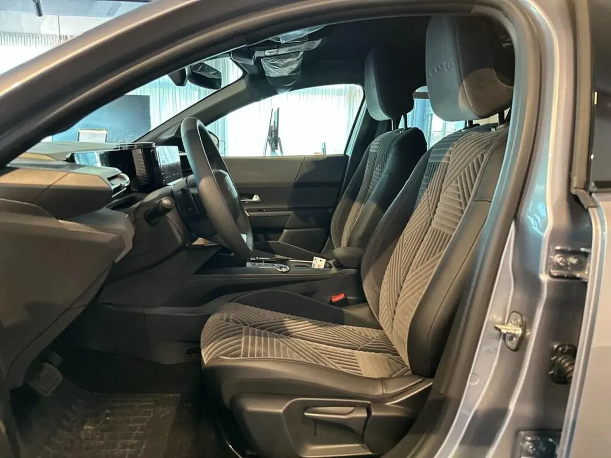 Lancia Ypsilon nuova a Sondrio (10)