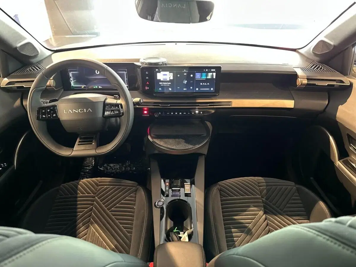 Lancia Ypsilon nuova a Sondrio (12)
