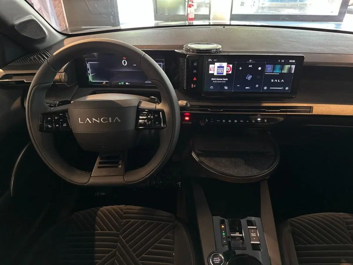 Lancia Ypsilon nuova a Sondrio (13)