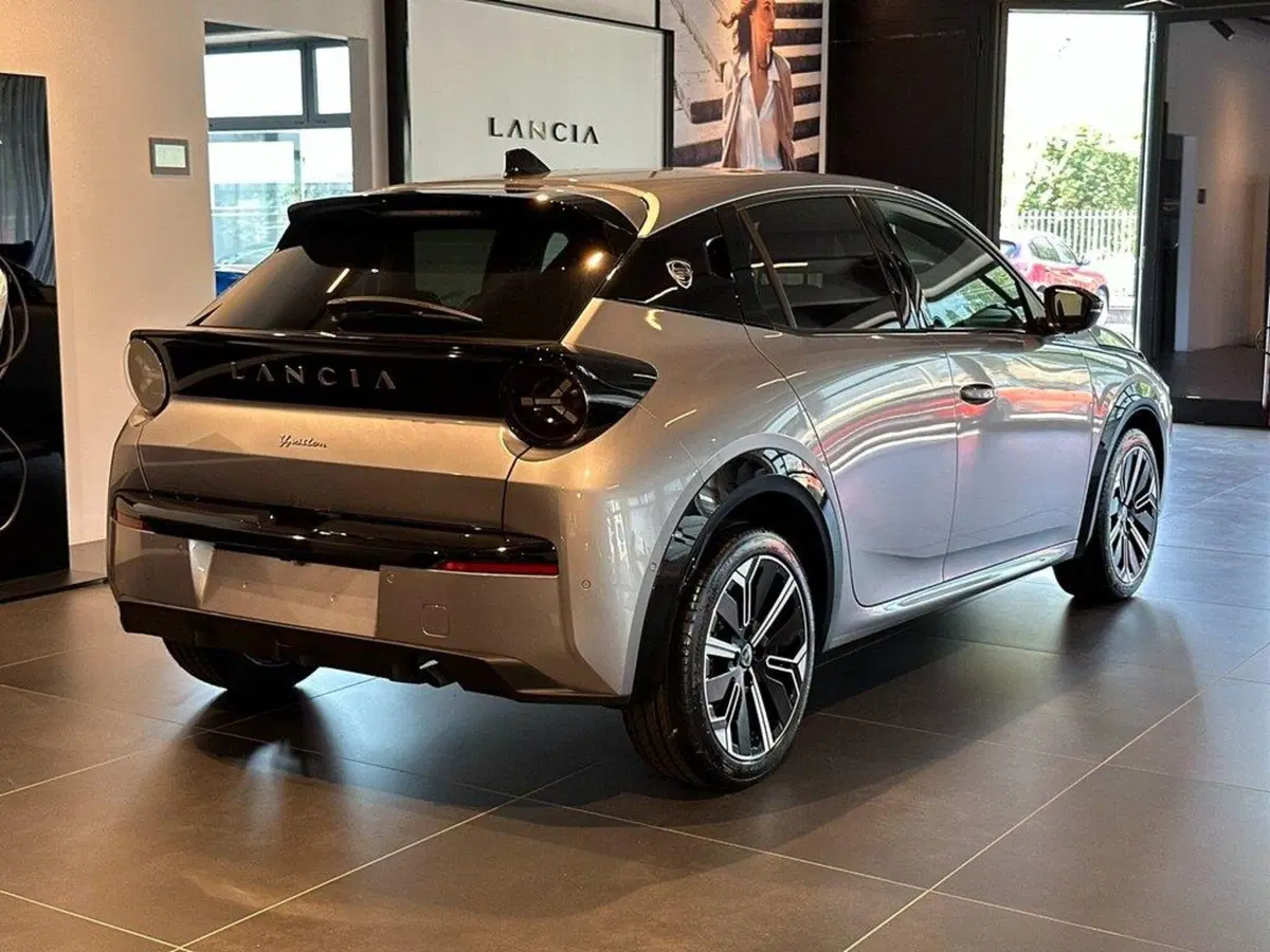 Lancia Ypsilon nuova a Sondrio (5)