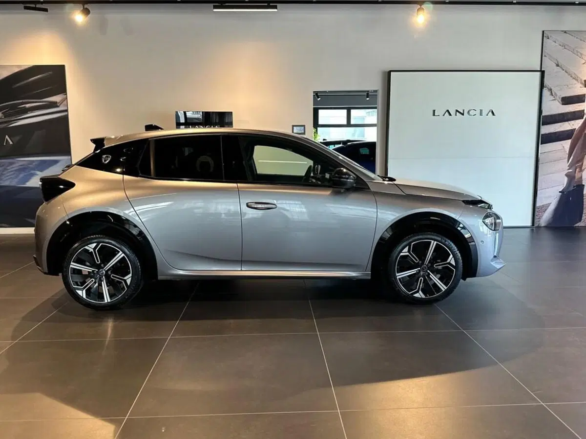 Lancia Ypsilon nuova a Sondrio (6)