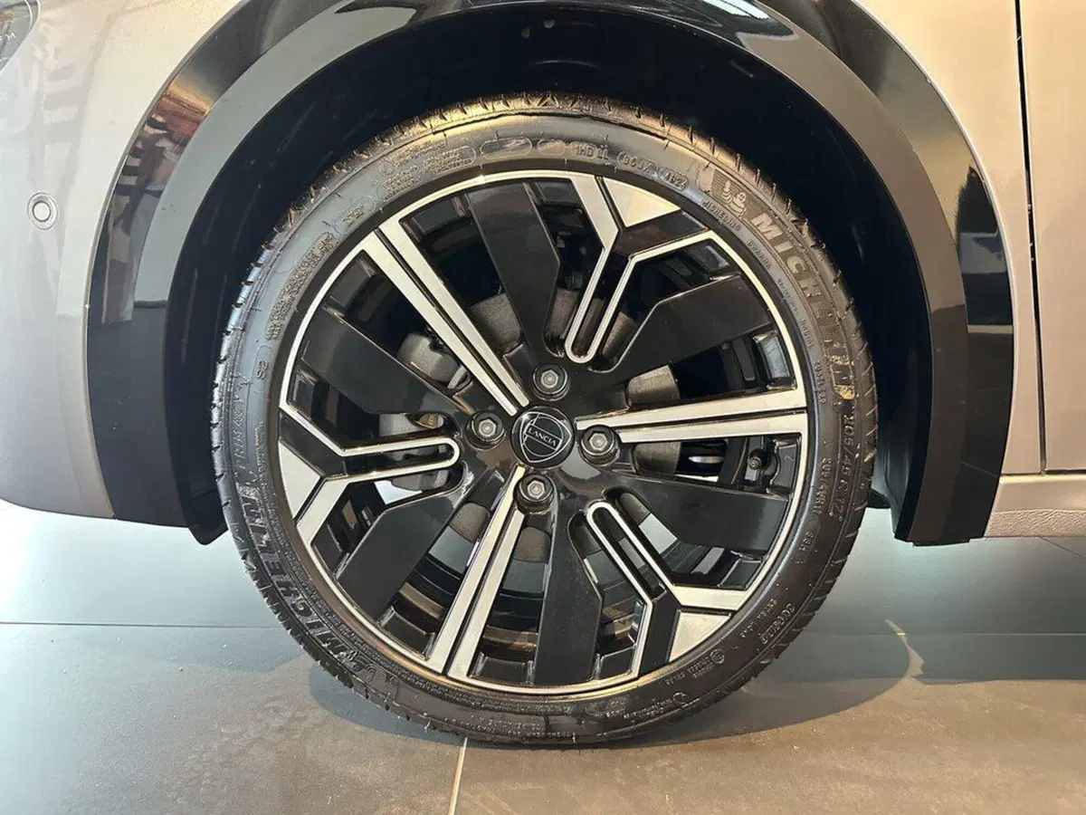 Lancia Ypsilon nuova a Sondrio (9)