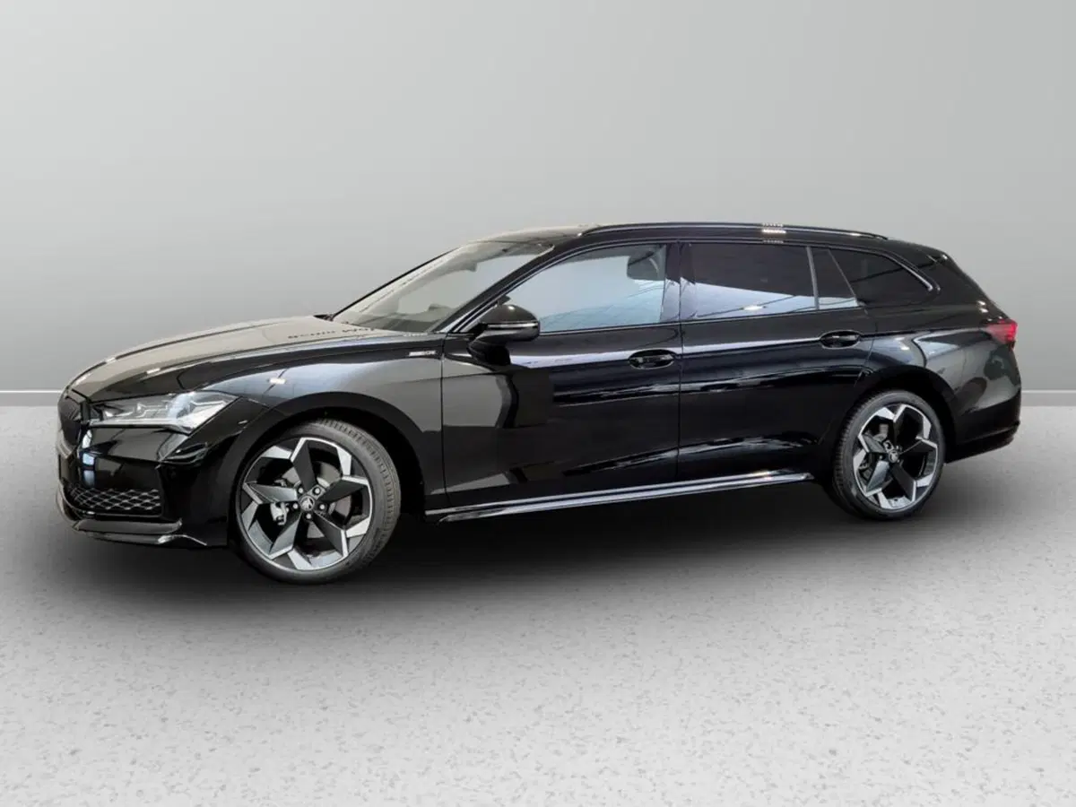 Skoda Superb Station Wagon nuova a Padova (2)