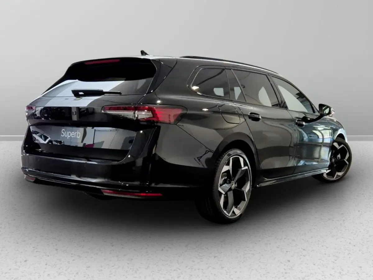 Skoda Superb Station Wagon nuova a Padova (4)