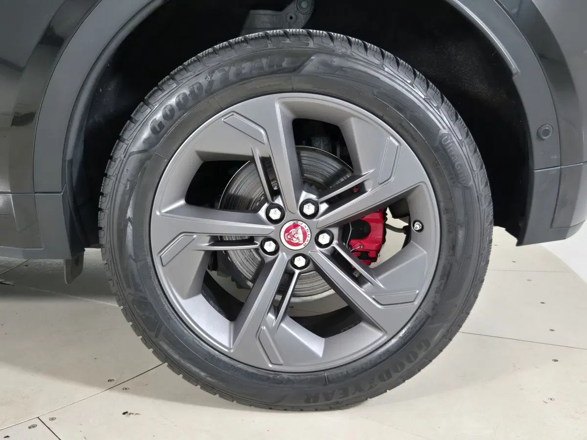 Jaguar E-Pace usata a Torino (9)