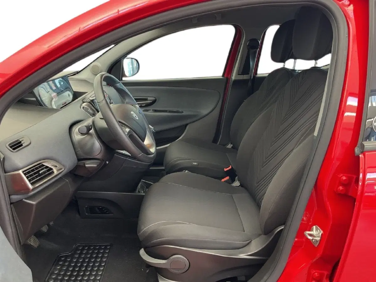Lancia Ypsilon usata a Torino (9)