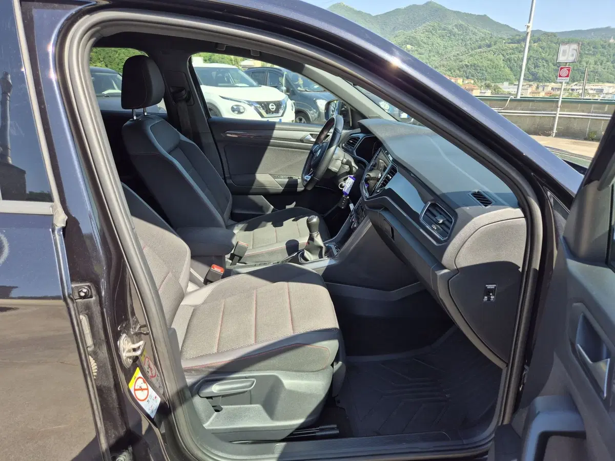 Volkswagen T-Roc usata  (8)