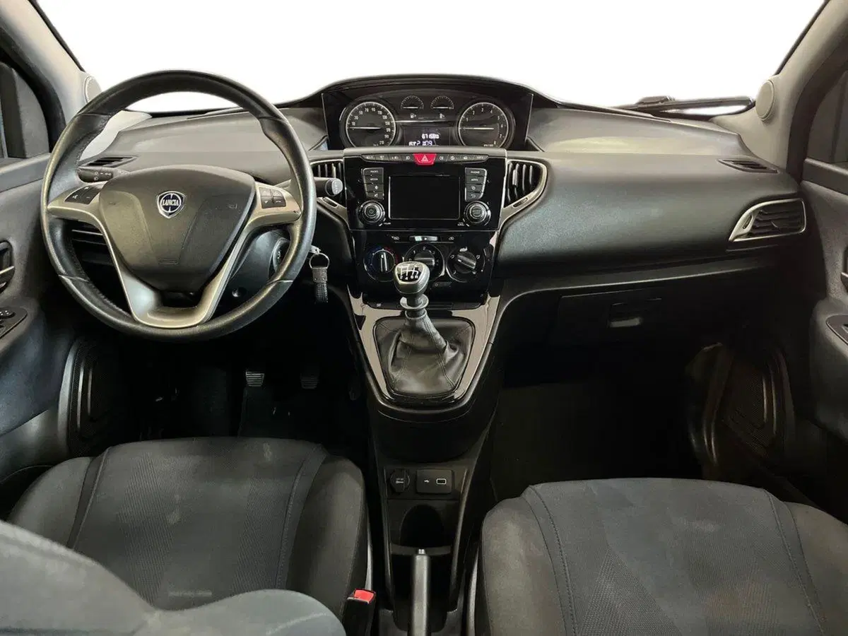 Lancia Ypsilon usata a Barletta-Andria-Trani (8)