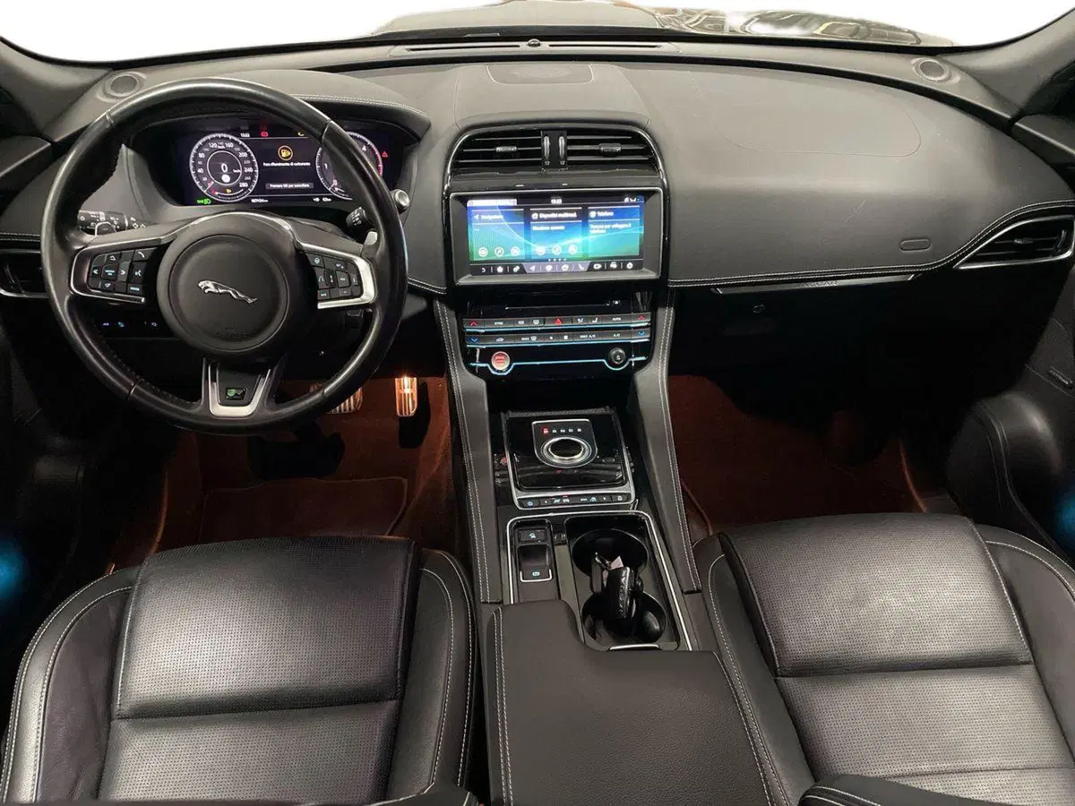 Jaguar F-Pace usata a Macerata (10)