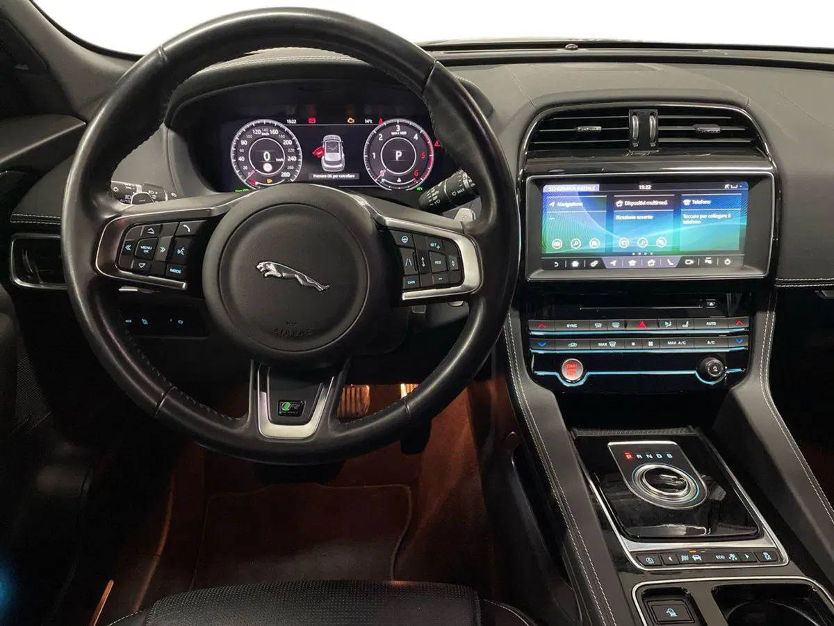 Jaguar F-Pace usata a Macerata (11)