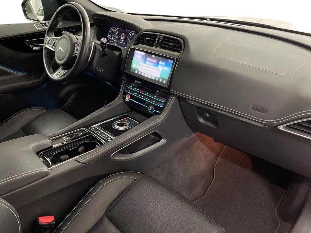 Jaguar F-Pace usata a Macerata (12)