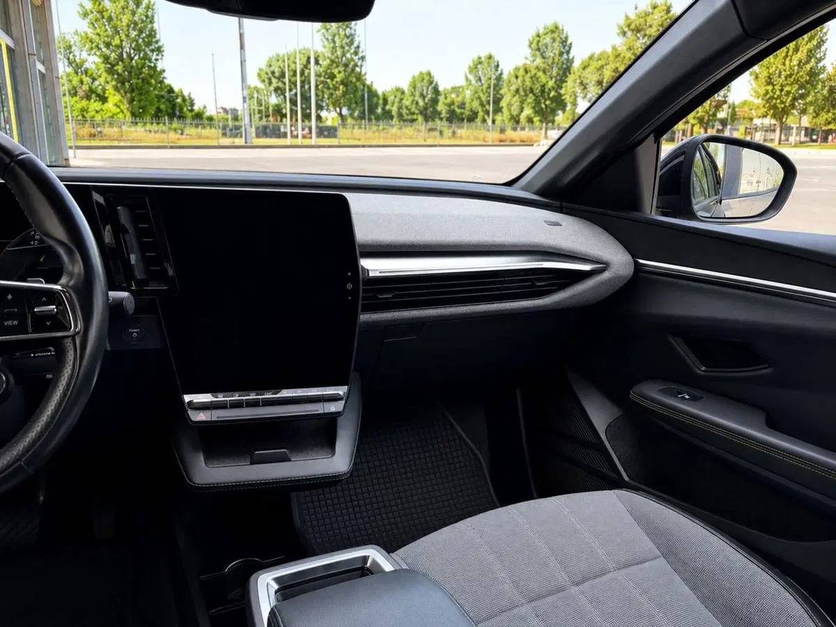 Renault Megane E-Tech Electric usata a Rimini (9)