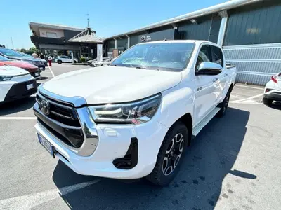 Toyota Hilux 2.d-4d double cab Executive auto del 2021 usata a Curno