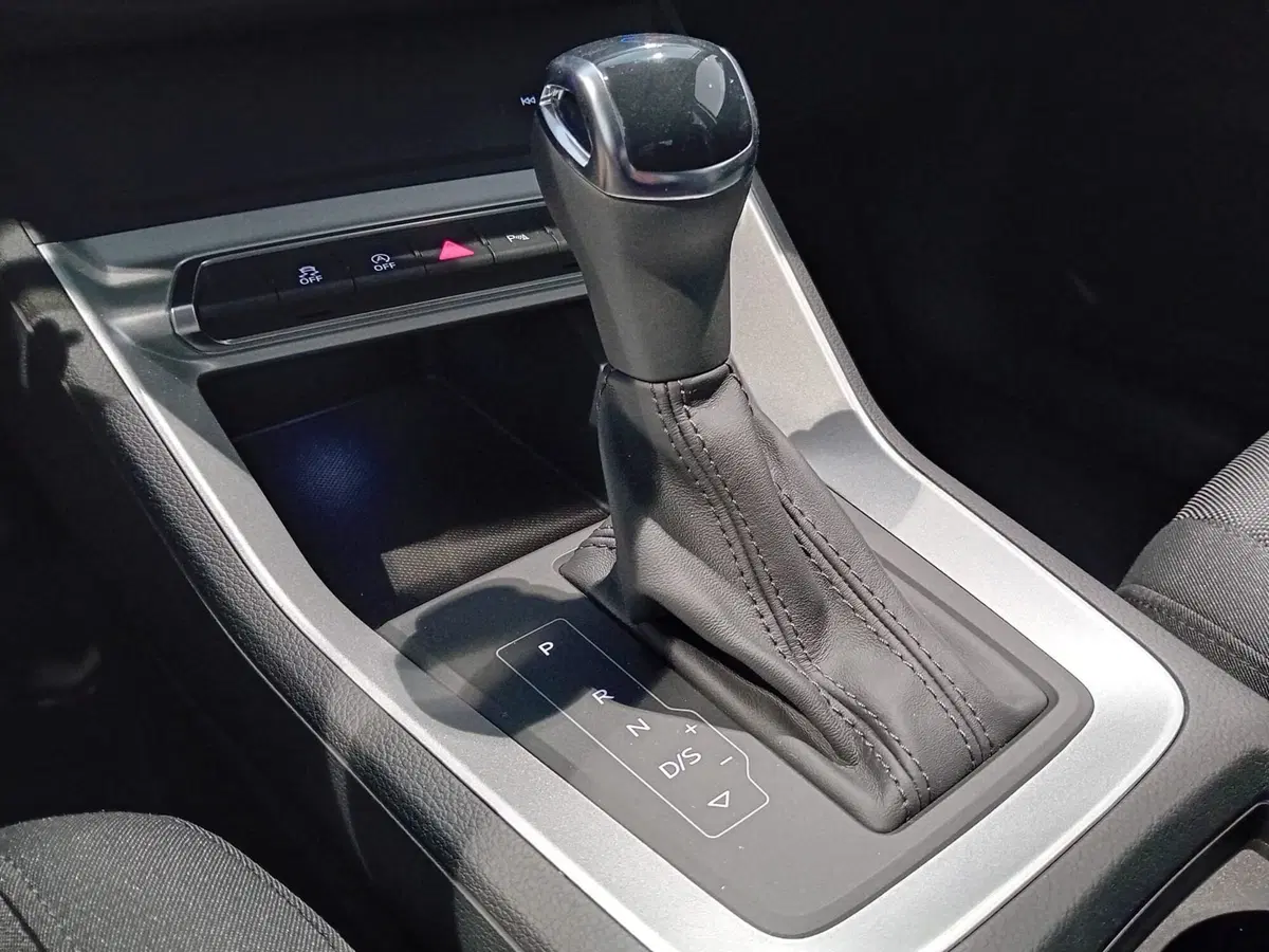 Audi Q3 Sportback nuova a Bari (12)