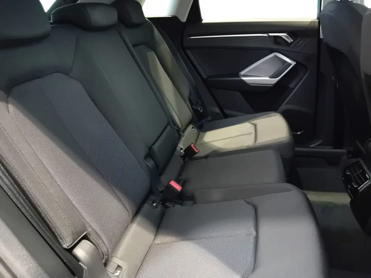 Audi Q3 Sportback nuova a Bari (16)