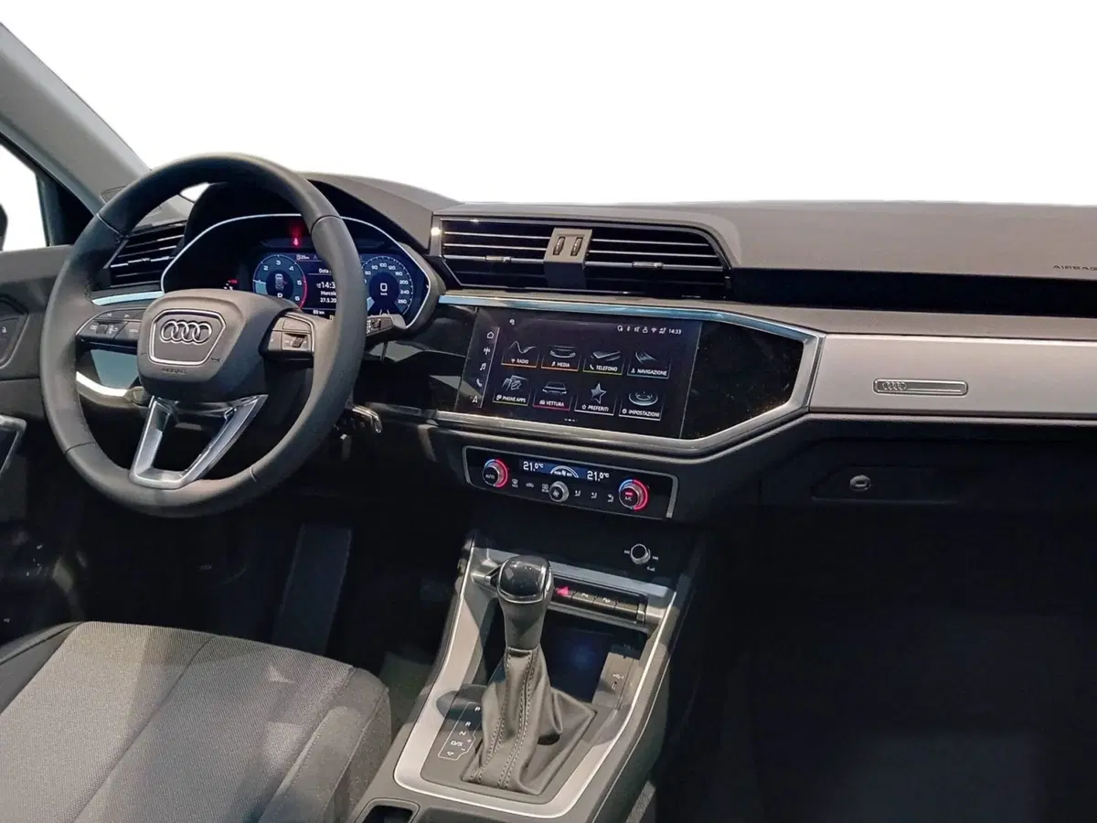 Audi Q3 Sportback nuova a Bari (4)