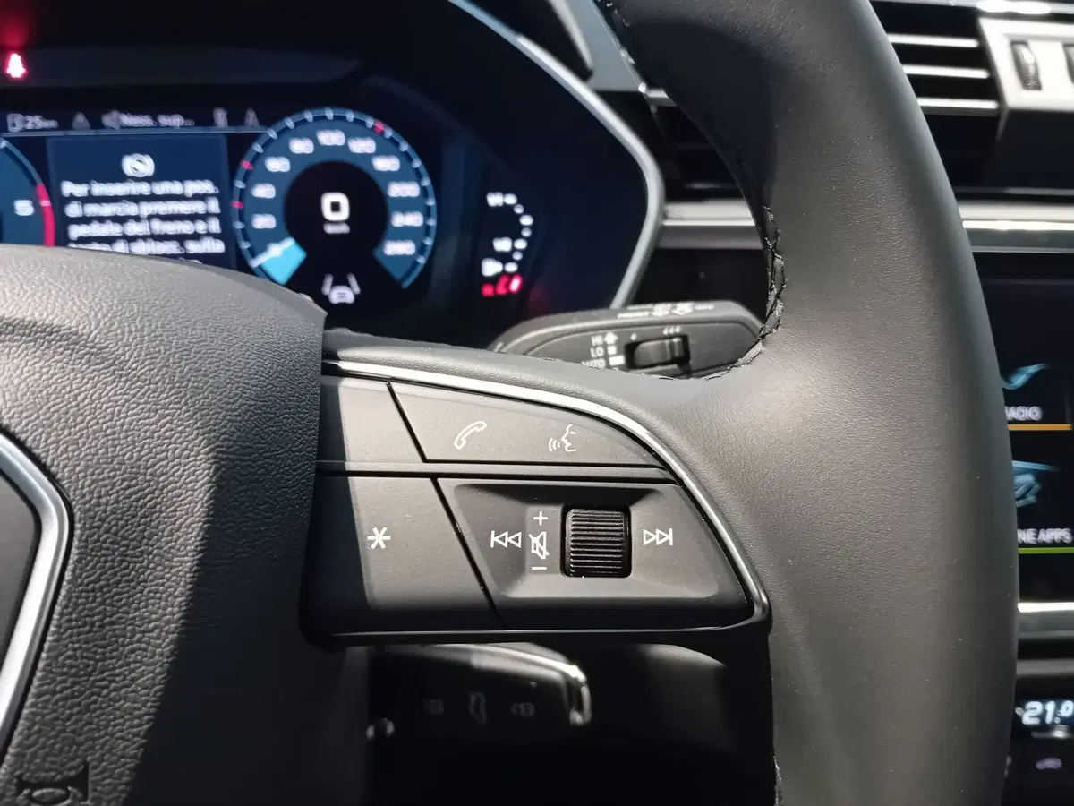 Audi Q3 Sportback nuova a Bari (7)