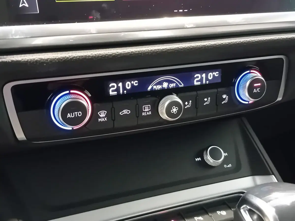 Audi Q3 Sportback nuova a Bari (8)
