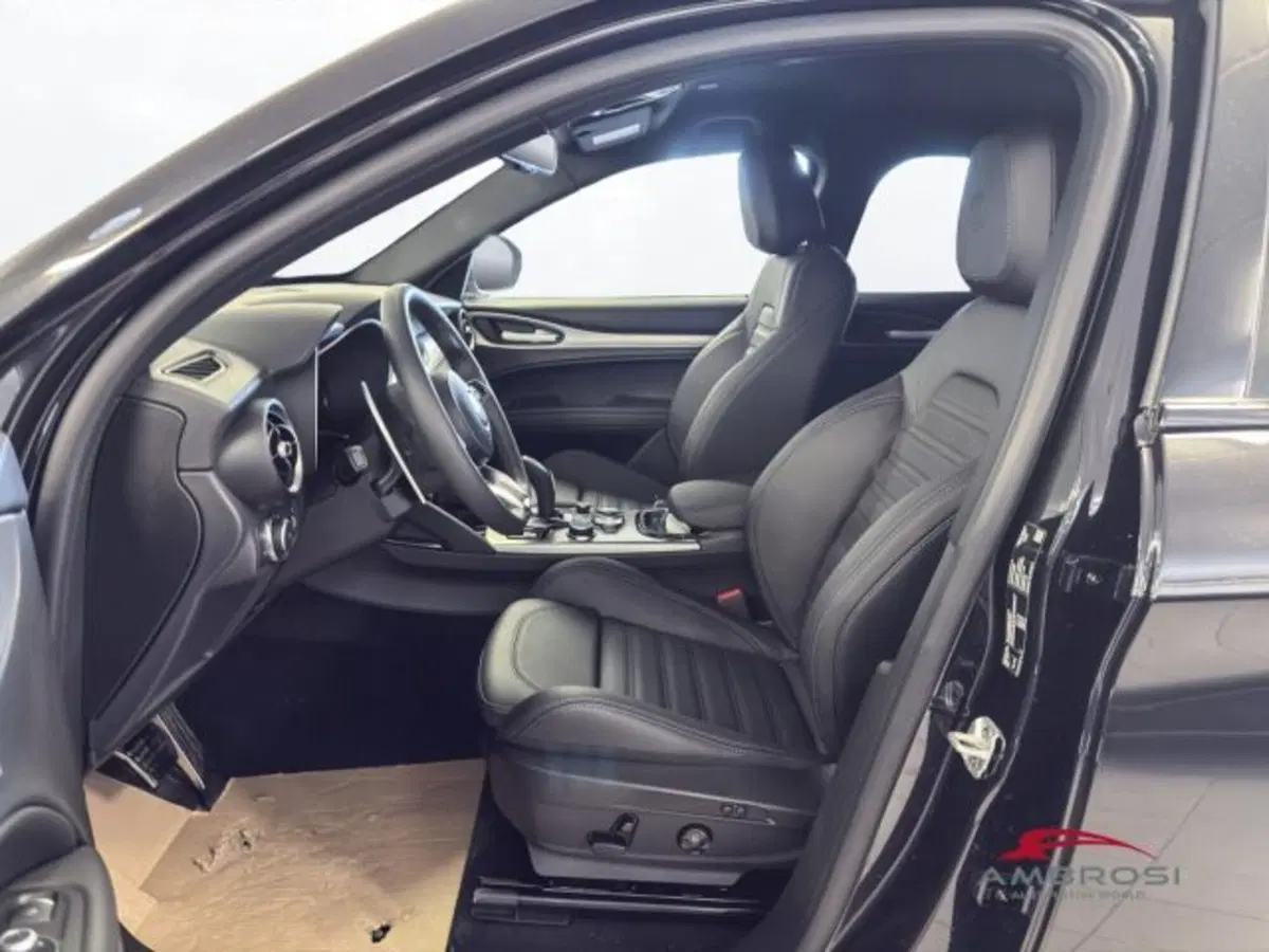 Alfa Romeo Stelvio nuova a Perugia (8)