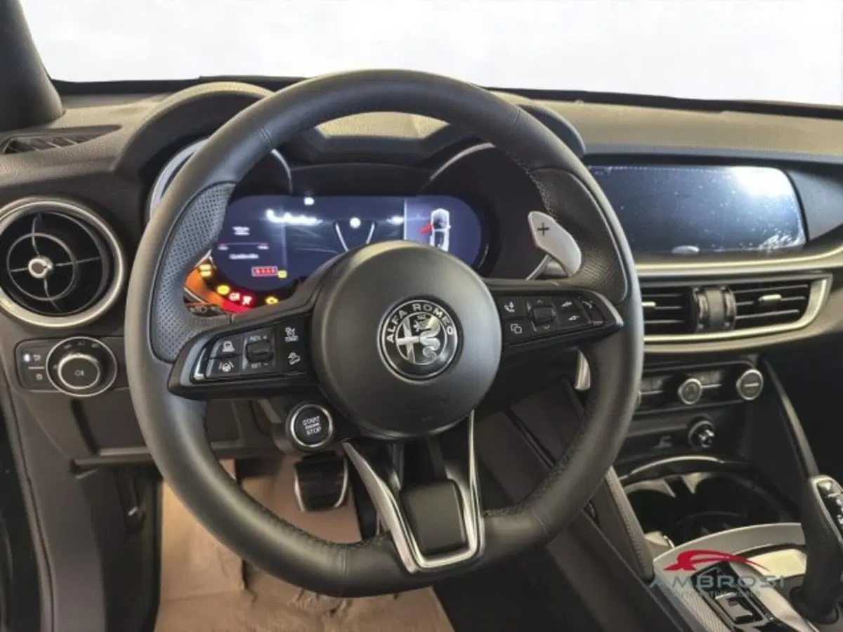 Alfa Romeo Stelvio nuova a Perugia (11)