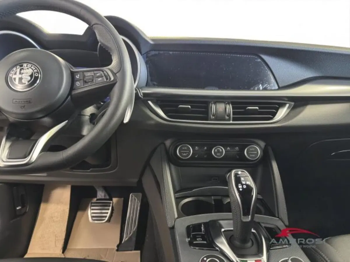 Alfa Romeo Stelvio nuova a Perugia (13)