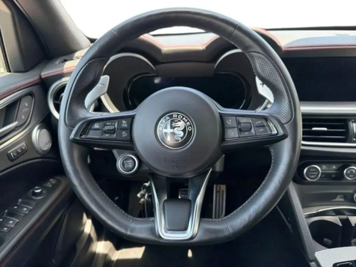 Alfa Romeo Stelvio usata a Lecce (12)