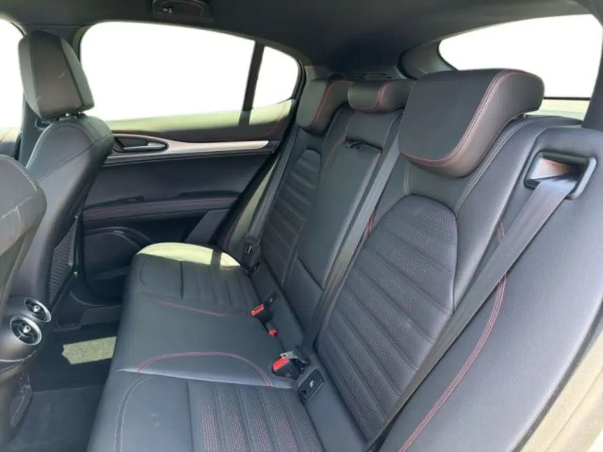Alfa Romeo Stelvio usata a Lecce (15)