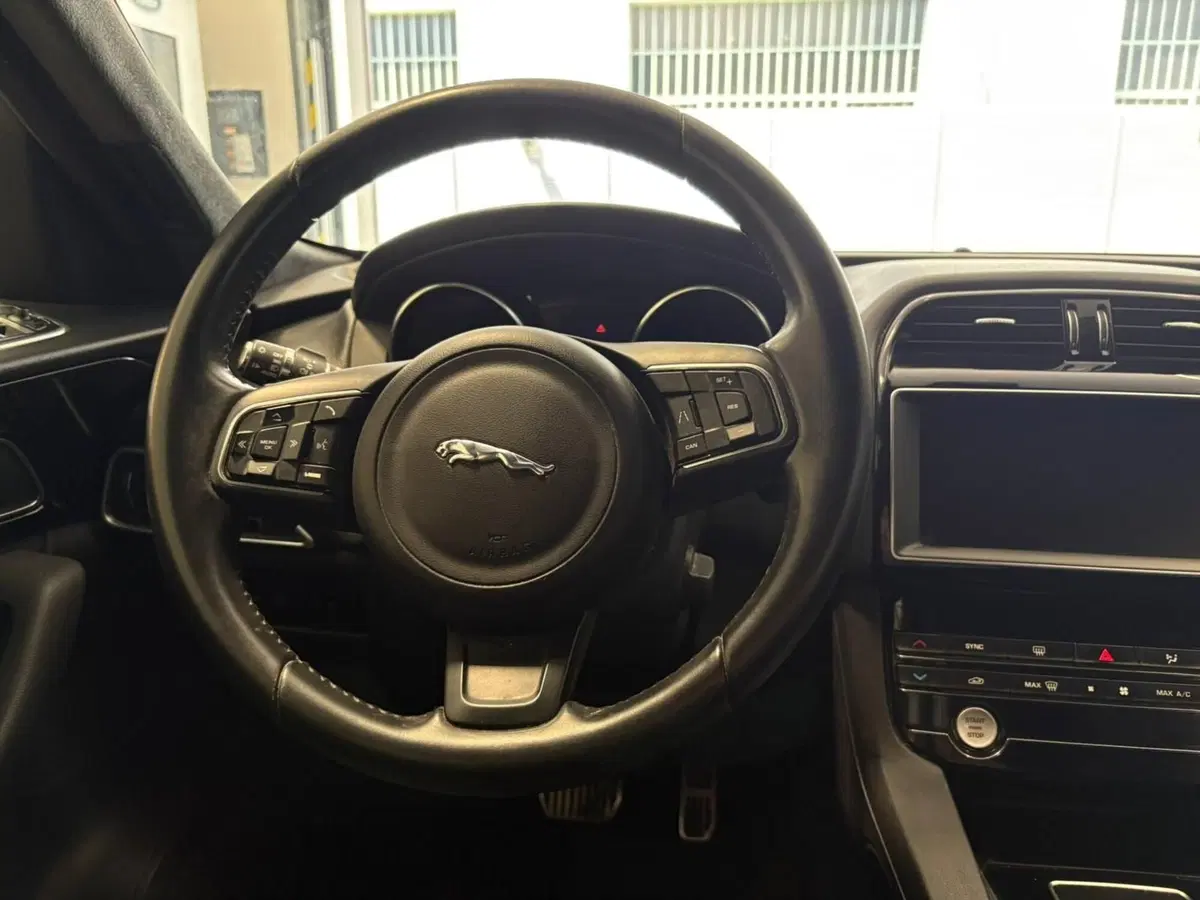 Jaguar F-Pace usata a Torino (9)