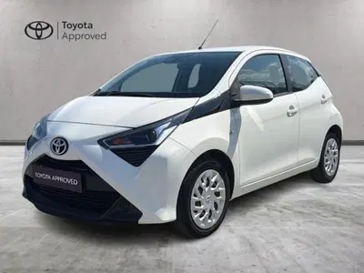 Toyota Aygo 1.0 VVT-i 72 CV 5 porte x-cool MMT del 2019 usata a Melilli