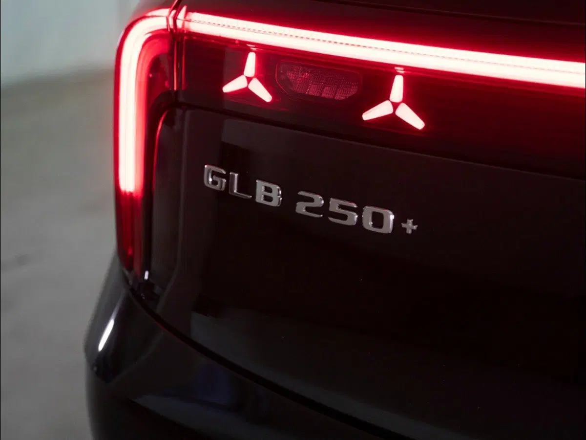 Mercedes-Benz GLB EQ nuova a Macerata (9)