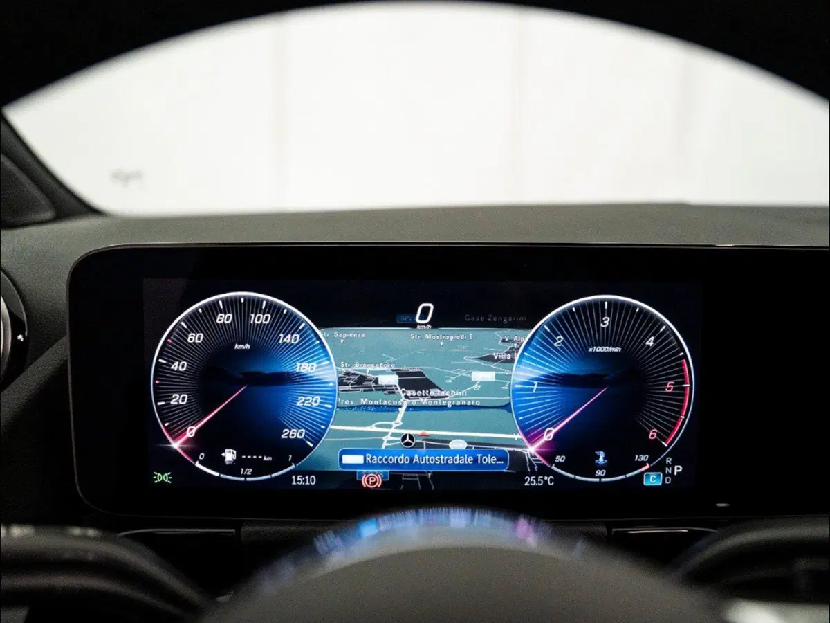 Mercedes-Benz GLA SUV nuova a Macerata (15)