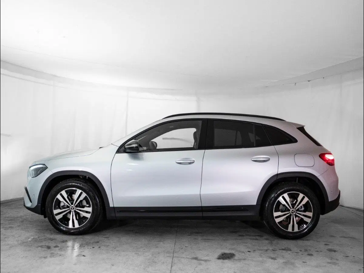 Mercedes-Benz GLA SUV nuova a Macerata (2)