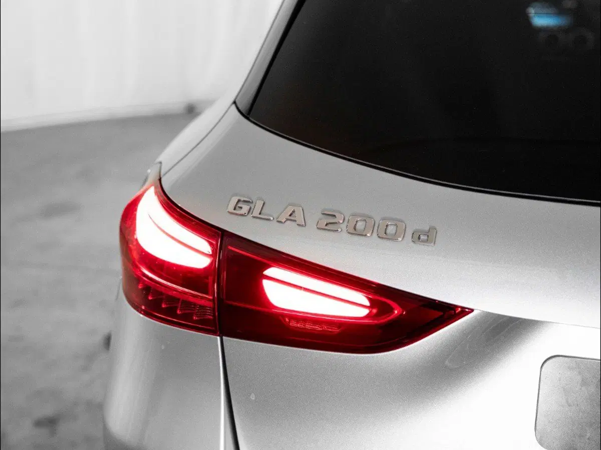Mercedes-Benz GLA SUV nuova a Macerata (9)