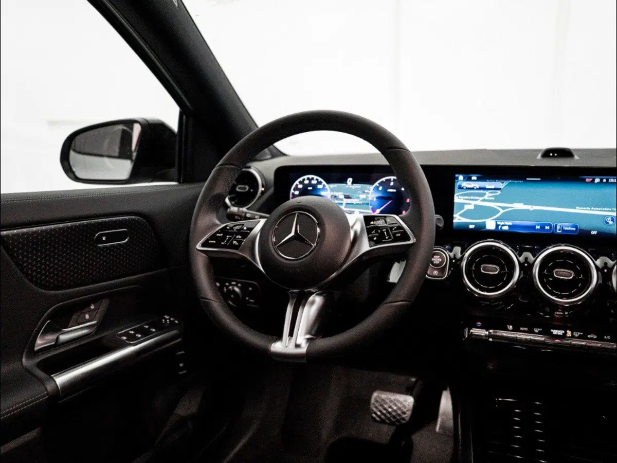 Mercedes-Benz GLA SUV nuova a Macerata (18)