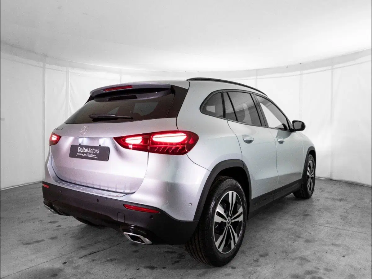 Mercedes-Benz GLA SUV nuova a Macerata (4)